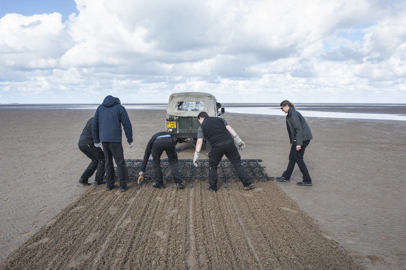 Illustration for article titled A Gigantic Sand Drawing Is How Land Rover Said Farewell To The Defender
